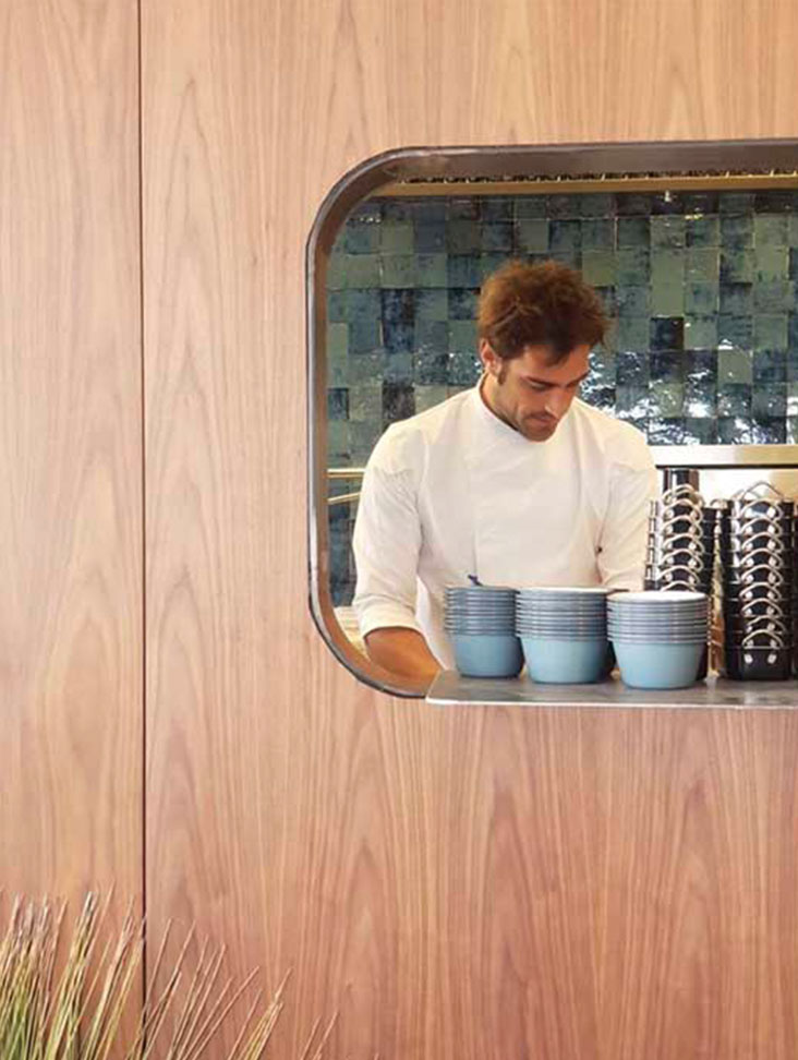 Camping Mar Restaurant: Modern Dining Illumination
